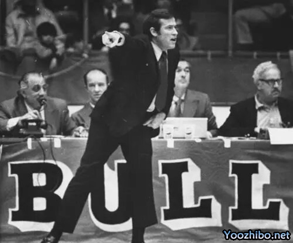1970-71赛季,迪克-莫塔如何引领芝加哥<a href=/lanqiupindao/bulls/ target=_blank class=infotextkey>公牛</a>队逆袭,揽获最佳教练殊荣