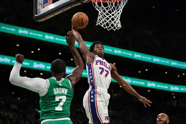 探花埃奇库姆首秀34+创纪录,76人逆转绿军