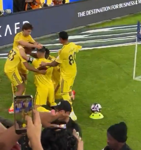 绝杀瞬间！<a href=/qiuxingjieshao/zuqiupindao/122.html target=_blank class=infotextkey>菲利克斯</a>给C罗戴上“胜利信物”，C罗跳舞回应嗨爆！