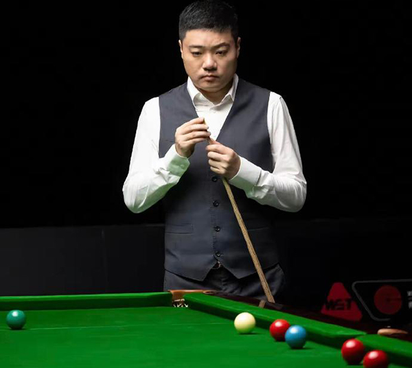丁俊晖两杆破百6-4力克徐思,晋级2025斯诺克英锦赛16强