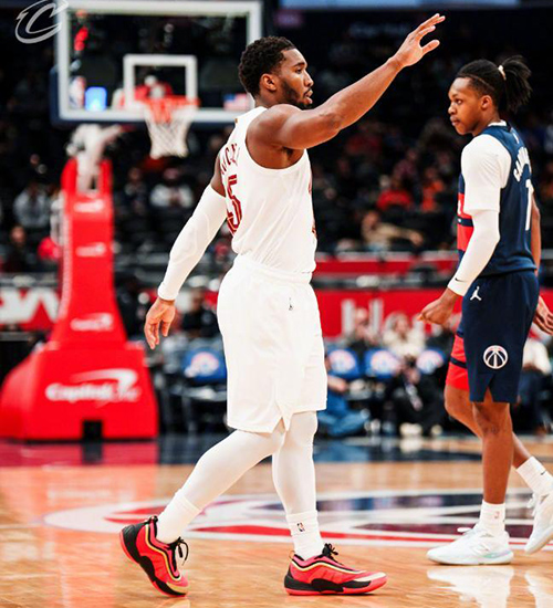 末节狂轰45分逆转！米切尔48分封神 骑士13连胜<a href=/lanqiupindao/wizards/ target=_blank class=infotextkey>奇才</a>